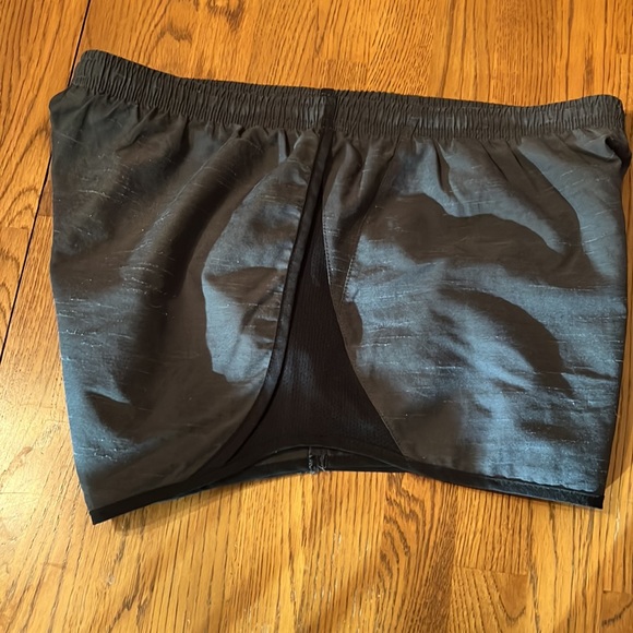 Like New Nike shorts - Picture 3 of 6